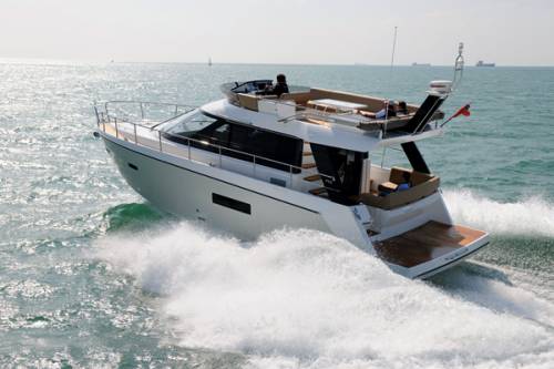 Sealine F42 ?lu bateau de l ann?e 2